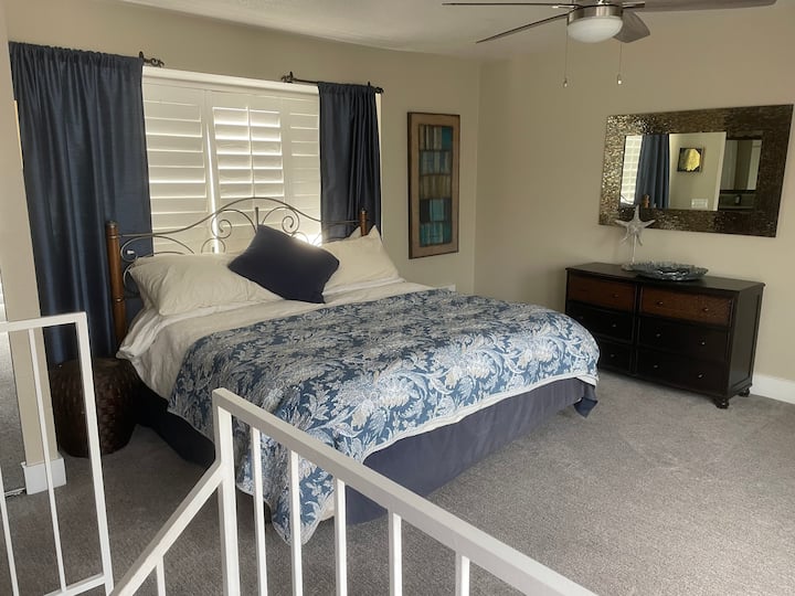 Dormitorio principal con una cama tamaño king cal.
