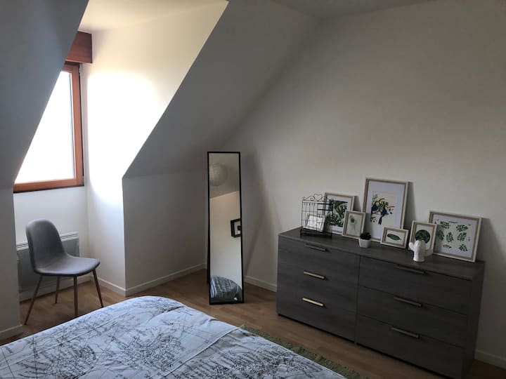 Dormitorio 1 con cama tamaño queen, cómoda y espejo de pie