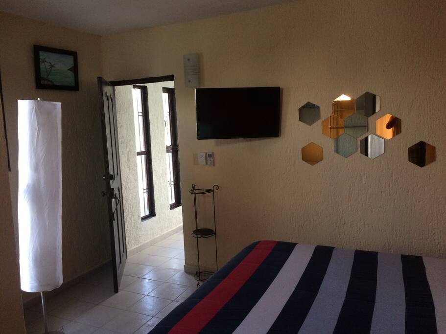 La habitación cuenta con frigobar, baño completo, una terraza con vista panorámica, en la esquina un parque con equipo para hacer fitness, a una cuadra esta un centro comercial "Plazas Outlet" a una cuadra hay transporte a la zona hotelera, todos los bancos están a 5 minutos del lugar, completa privacidad.