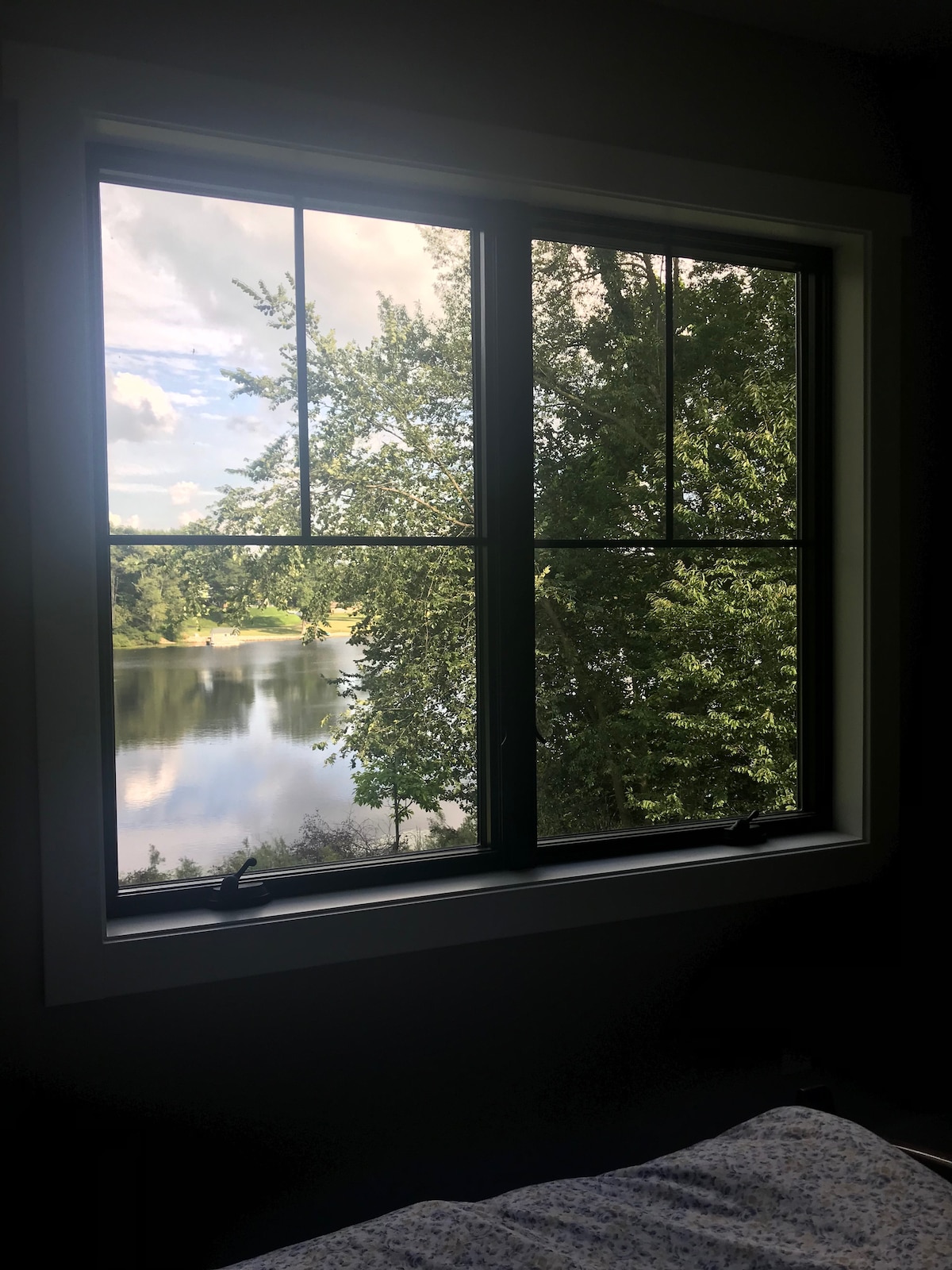 נוף לאגם מחדר השינה למעלה