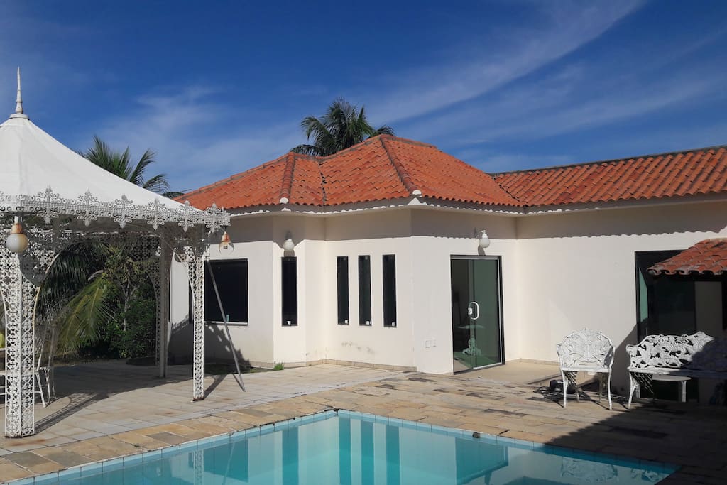 Vista do spa com a piscina e gazebo