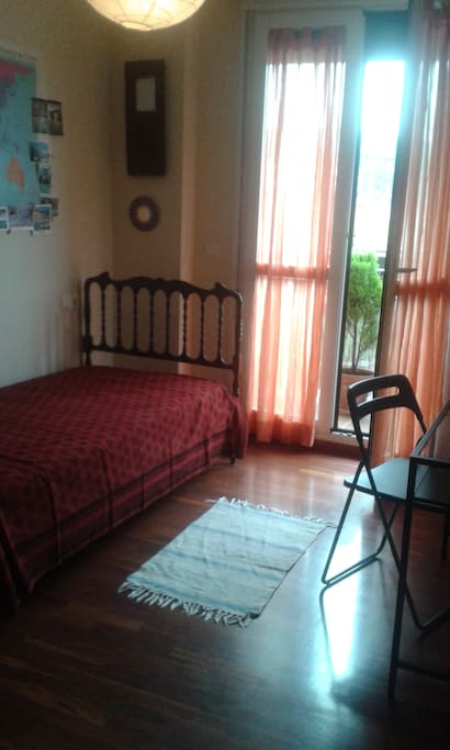 SIngle room with terrace, spectacular views of Bilbao in a quiet place in the center of the Villa