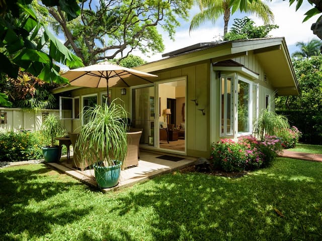 Beautiful Beach Cottage: lush garden paradise