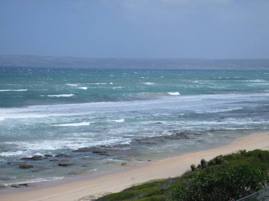 Tidal pools walking distance away - 70 metres.