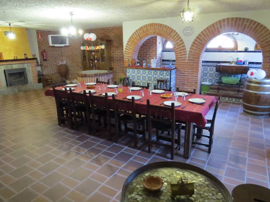 Amplia bodega con chimenea