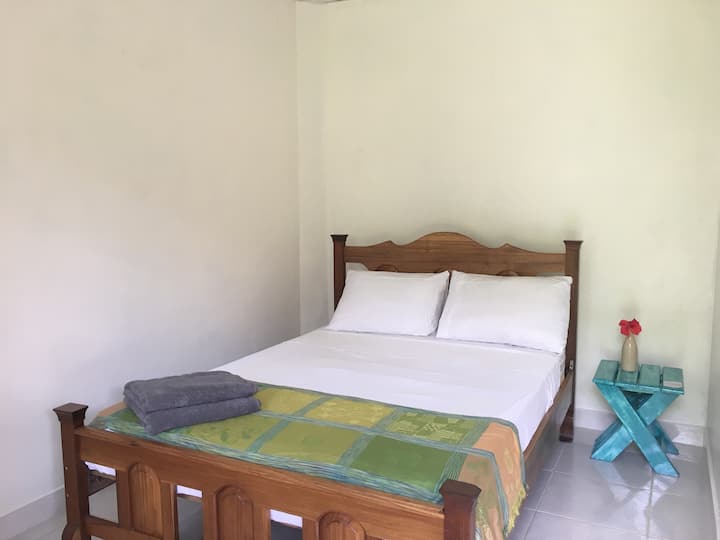 Habitación privada con jardín afuera