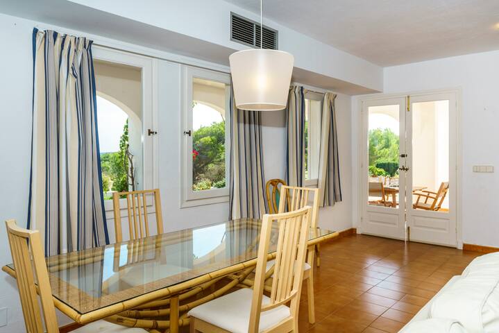 Villa recién reformada con vistas al mar gallery image 4