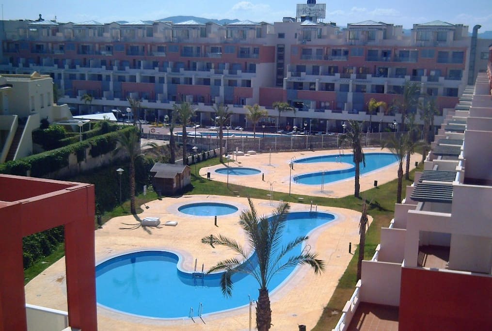 foto desde la terraza, 2 piscinas de adulto, 1 niños y jacuzzi