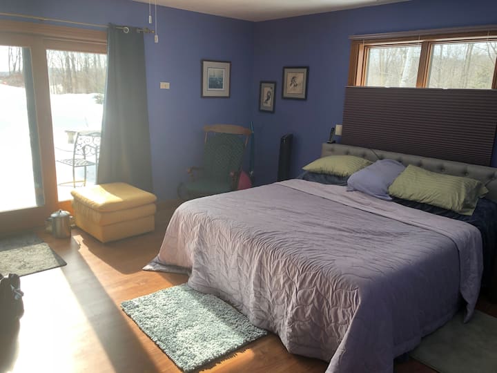 主套房-加大双人床，带滑动露台门通往花园和朝南的露台 