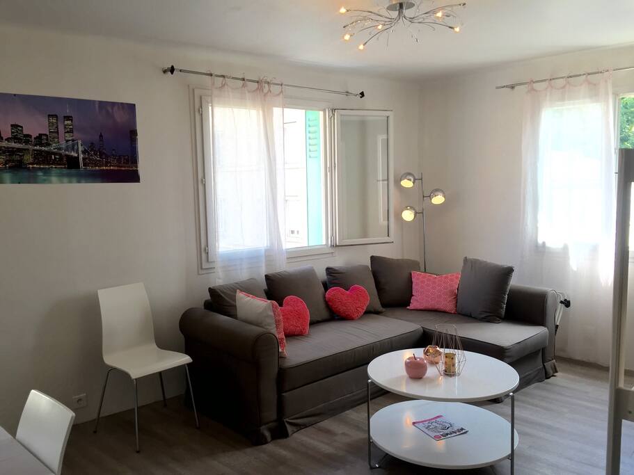 Le salon joliment décoré