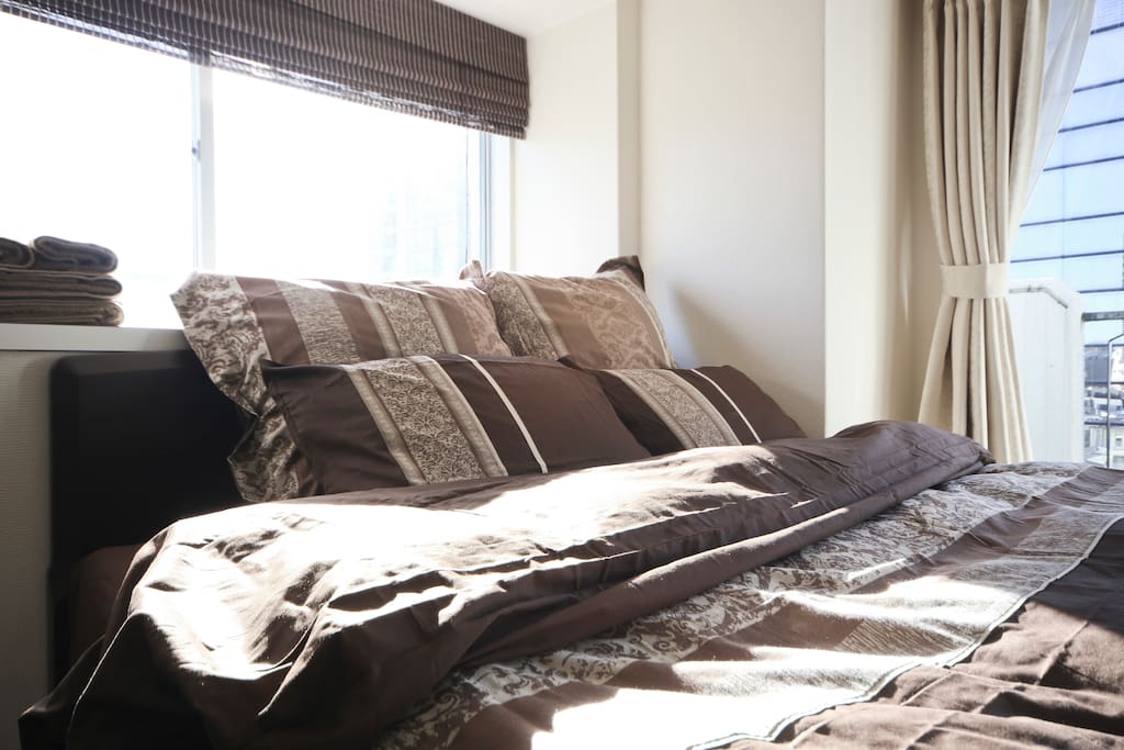 Beautiful bedroom and you would have a good dream here. 漂亮的卧室,你会在这里有个好梦的。