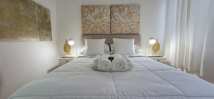 金色房间，配有空调和风扇
