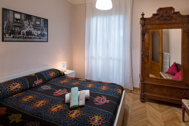 El pequeño dormitorio con una cama francesa (C)