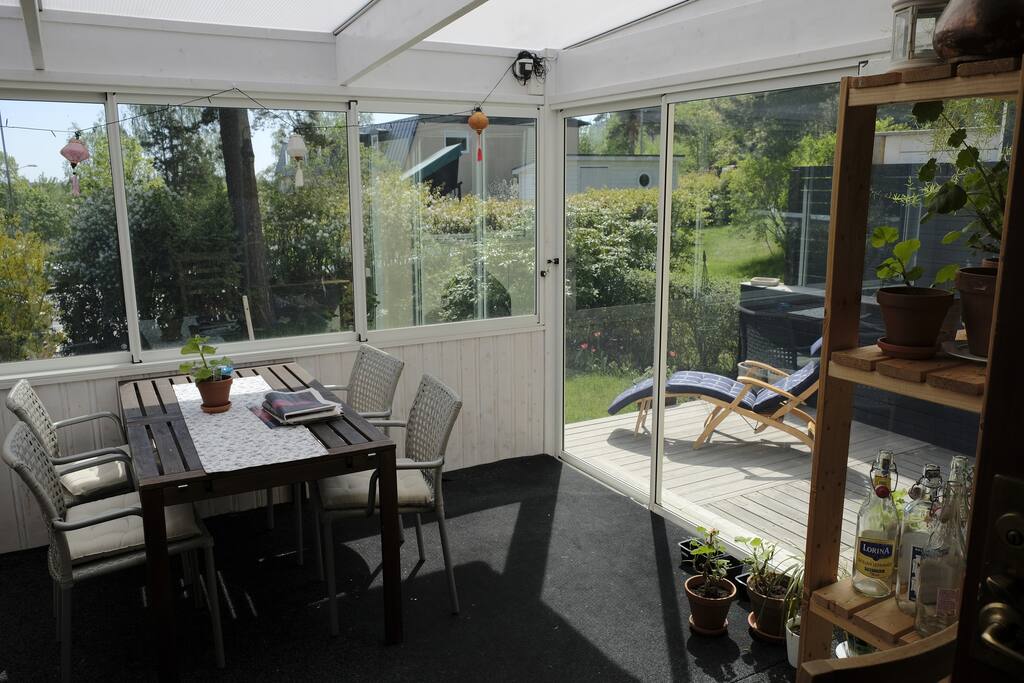 Vårt sköna uterum. Här äter vi frukost men även middag om det är för varmt på balkongen. This is our conservatory, where the breakfast tastes best.