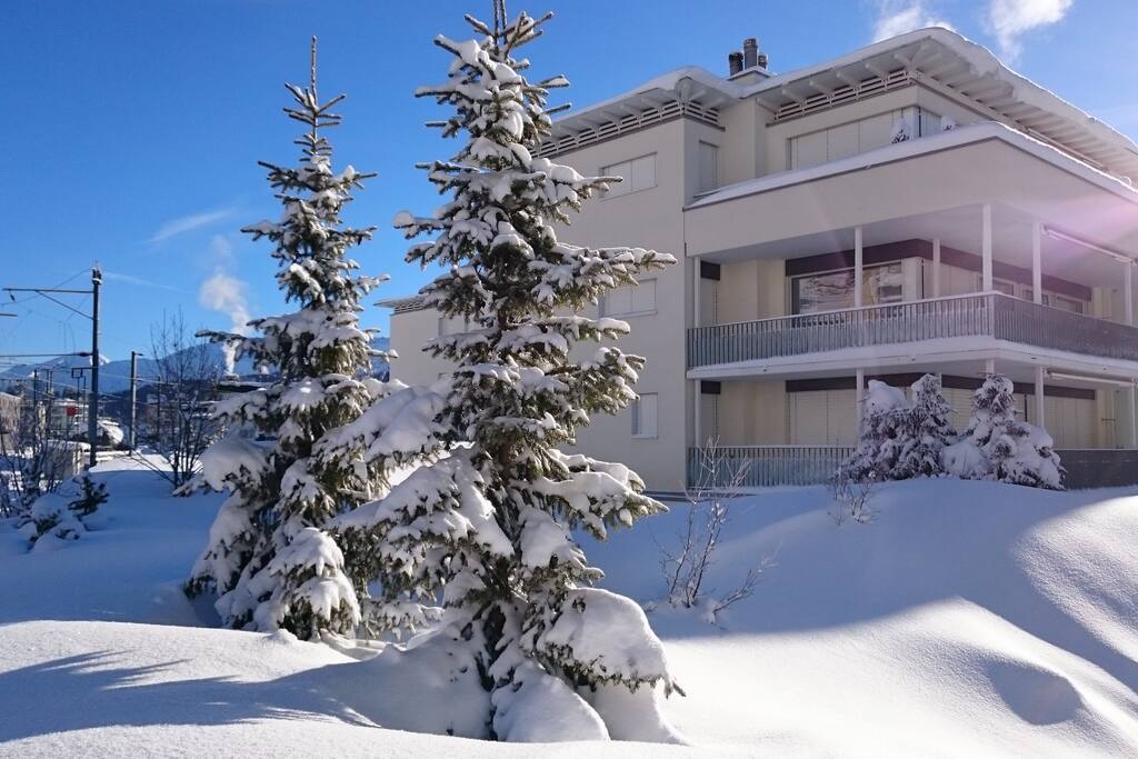 Walking distance to train station, shopping and lifts