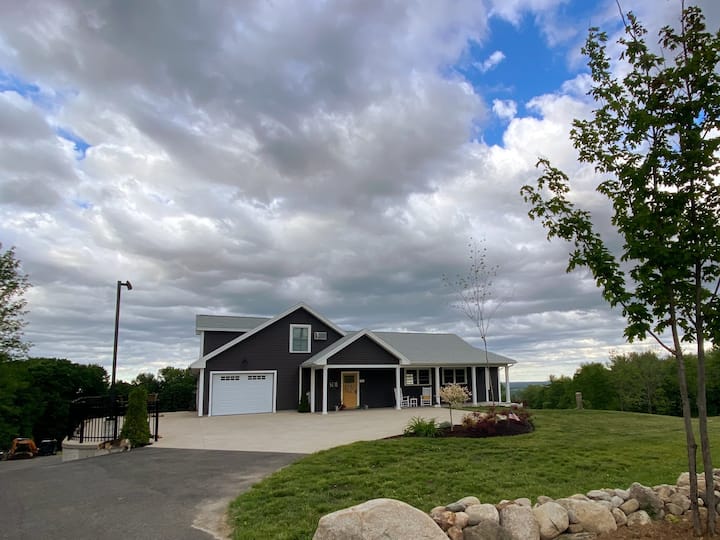 Mt. Hope Abode Overlooking the City of Sanford Guest suites for