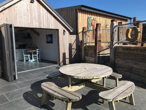 Charming cottage for six, great coast & sea views.