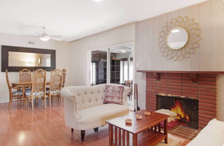 LA Home Away From Home, 3BR/2BA, Cosy Single House