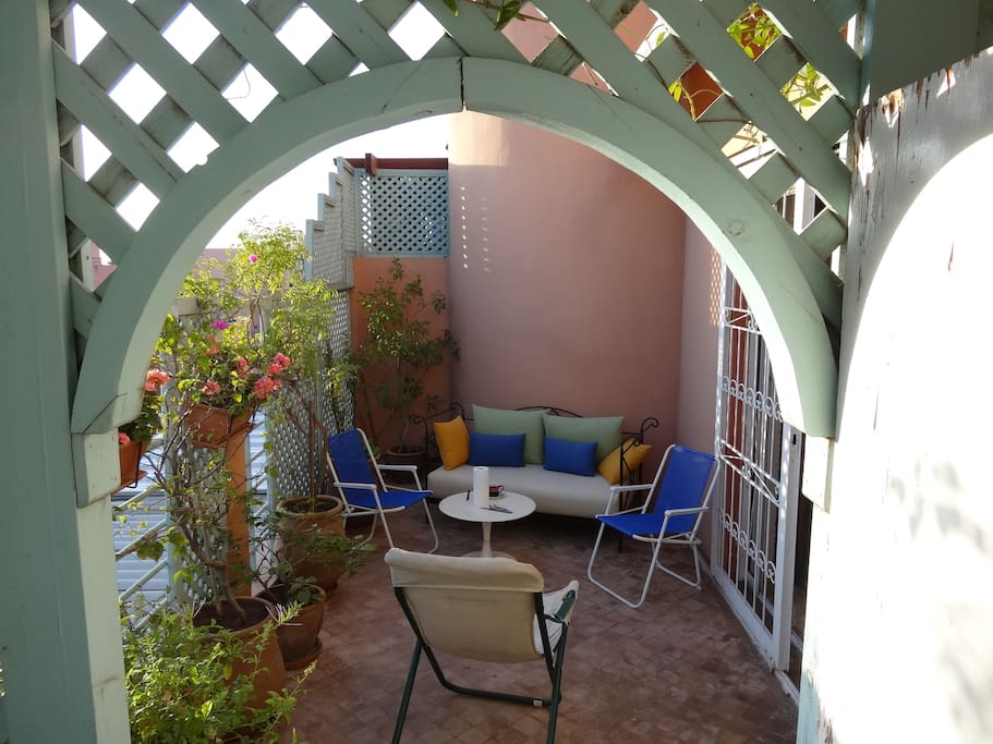 Terrasse où l'on peut manger et se détendre.