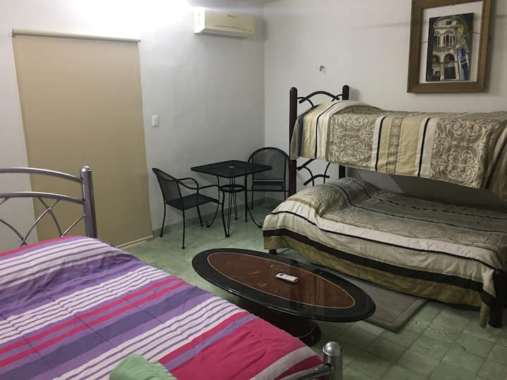 חדר שני לחמישה אנשים.