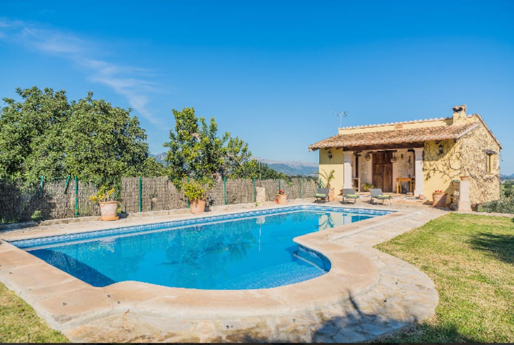 Piscina y barbacoa