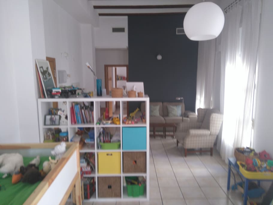 amplio salón muy luminoso