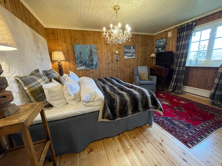 חדר שינה 3/4. חדר שינה ראשי, מיטה בגודל 170 ס"מ, מקום ל -2. טלוויזיה עם נגן DVD. תמונה שצולמה עם מלאכית רחבה. NB: אין אות טלוויזיה.