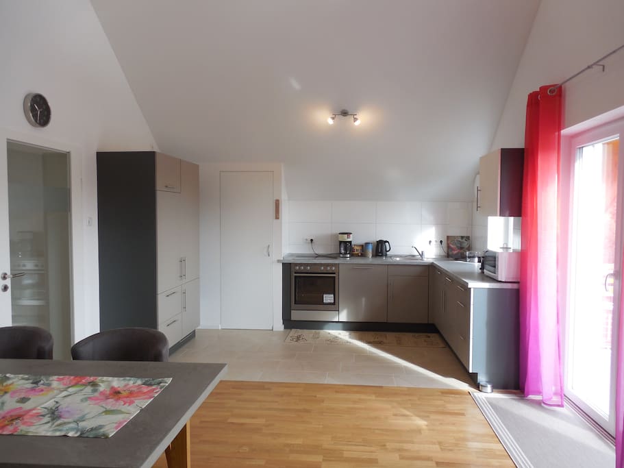 Küche mit Herd, Spülmaschine, Kühlschrank, Mikrowelle und allem Zubehör