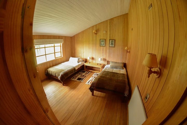 Bedroom with 2 twin beds