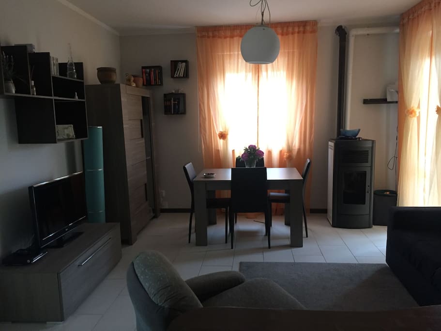 soggiorno pranzo completo di divano 3 posti, tv lcd 32 '', lettore dvd....stufa a pellet canalizzata per periodi invernali