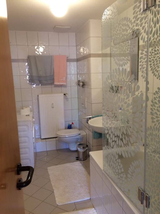 Badezimmer mit Dusche und Badewanne