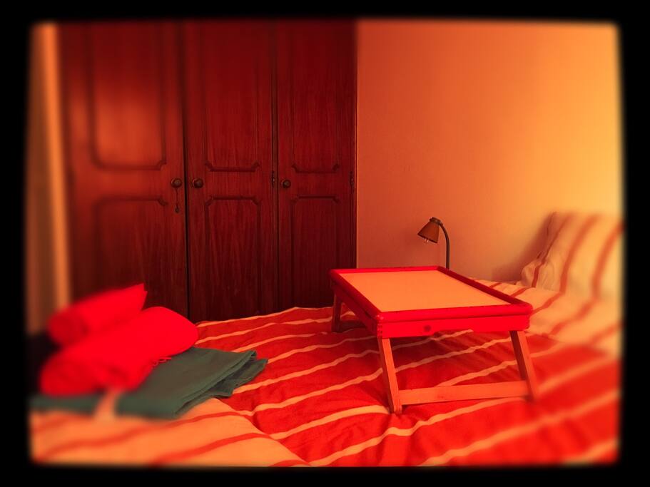 Quarto 2. Cama de casal.