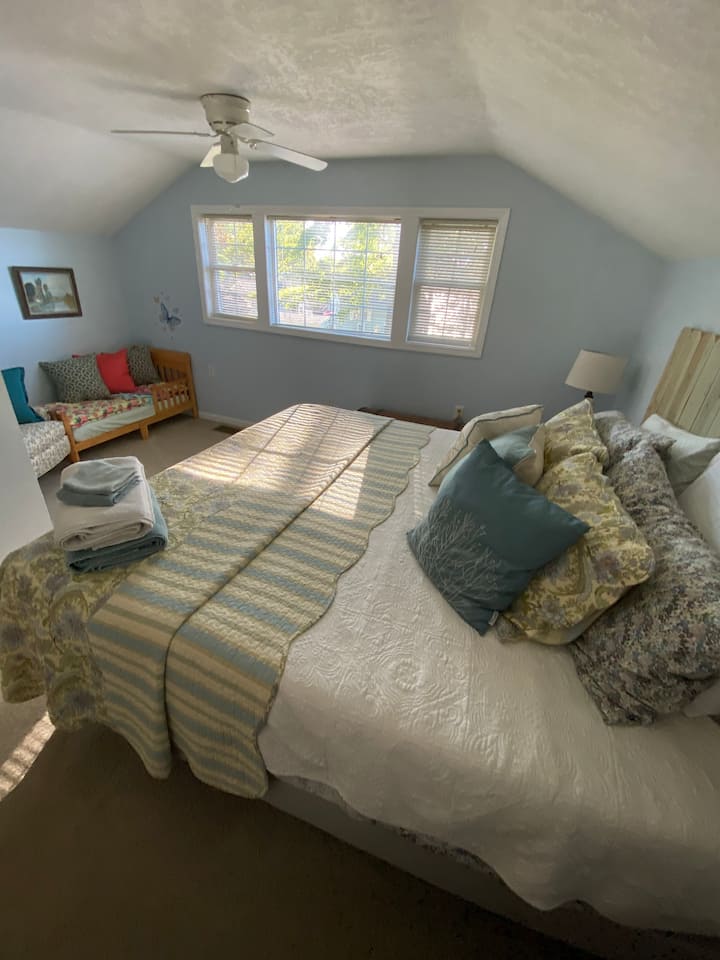 主卧，配备全新加大双人床

双人床 