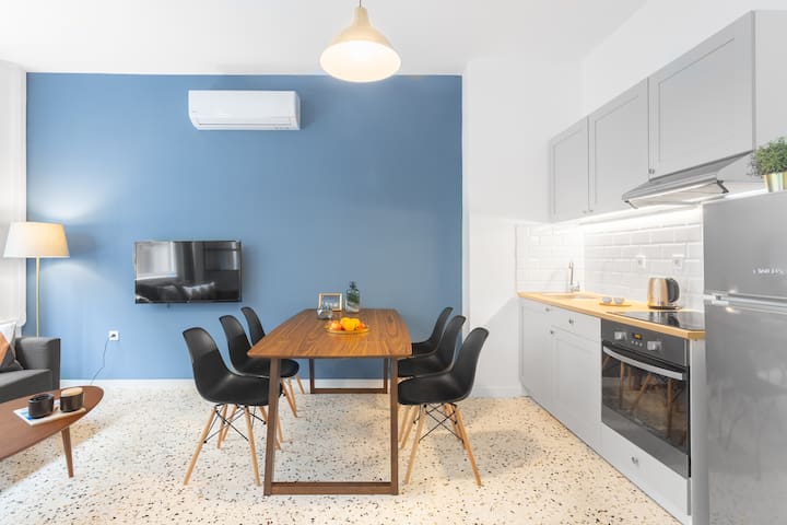 3BDR DESIGNER LOFT APT2&ROOF ACCESS ACROPOLIS VIEW gallery image 4