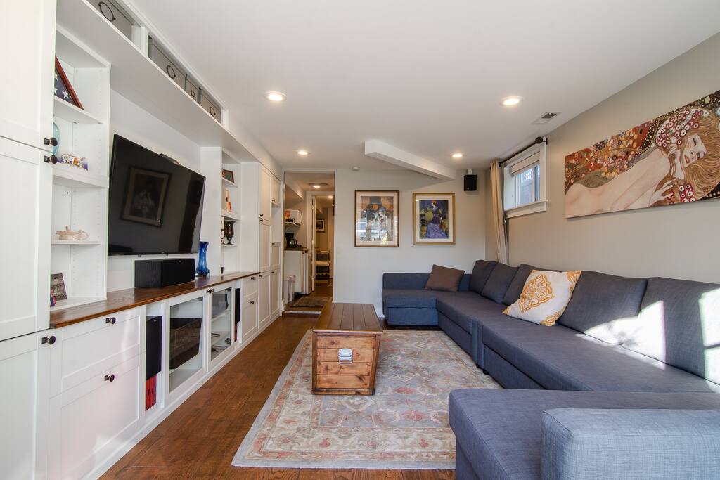 Livingroom with 2 sofa beds and entertainment center