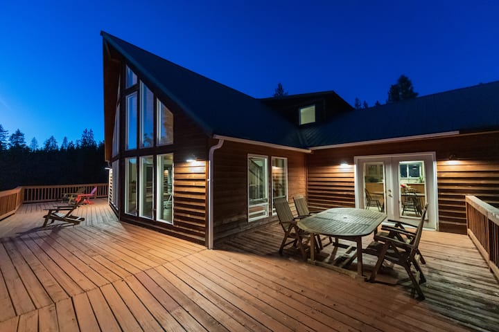 Now Sleeps 12!  Escape to the Pines!