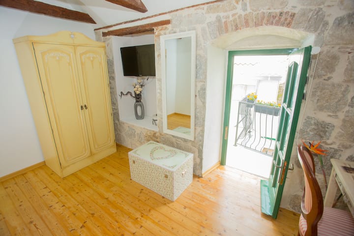 Salida del dormitorio a la terraza de arriba