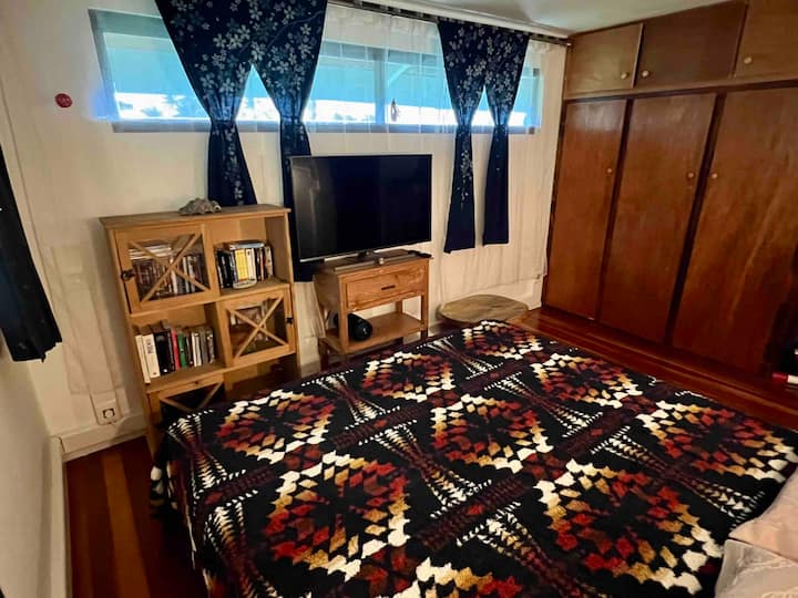 חדר שינה שני עם מיטת קינג סייז נחמדה 