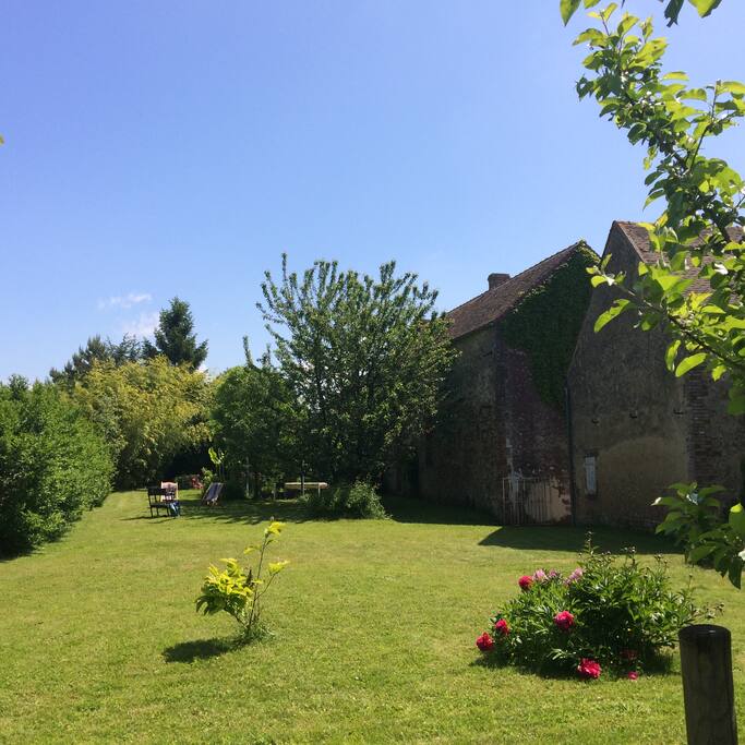 jardin protégé à l’arrière de la maison- terrain de 5600m²