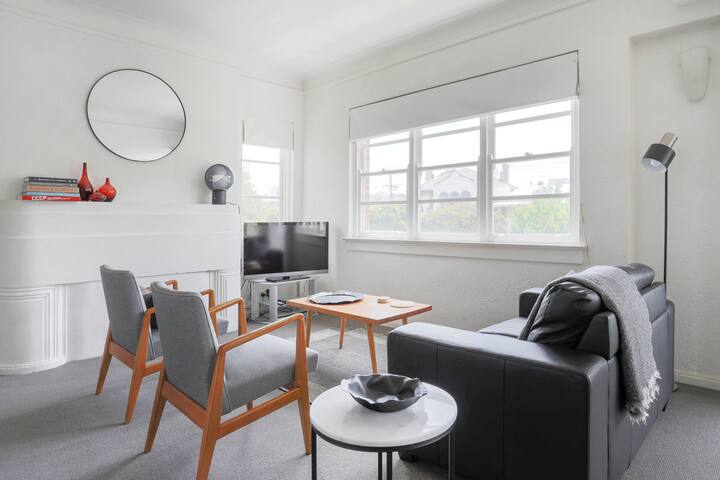 Lakeside Art Deco apartment