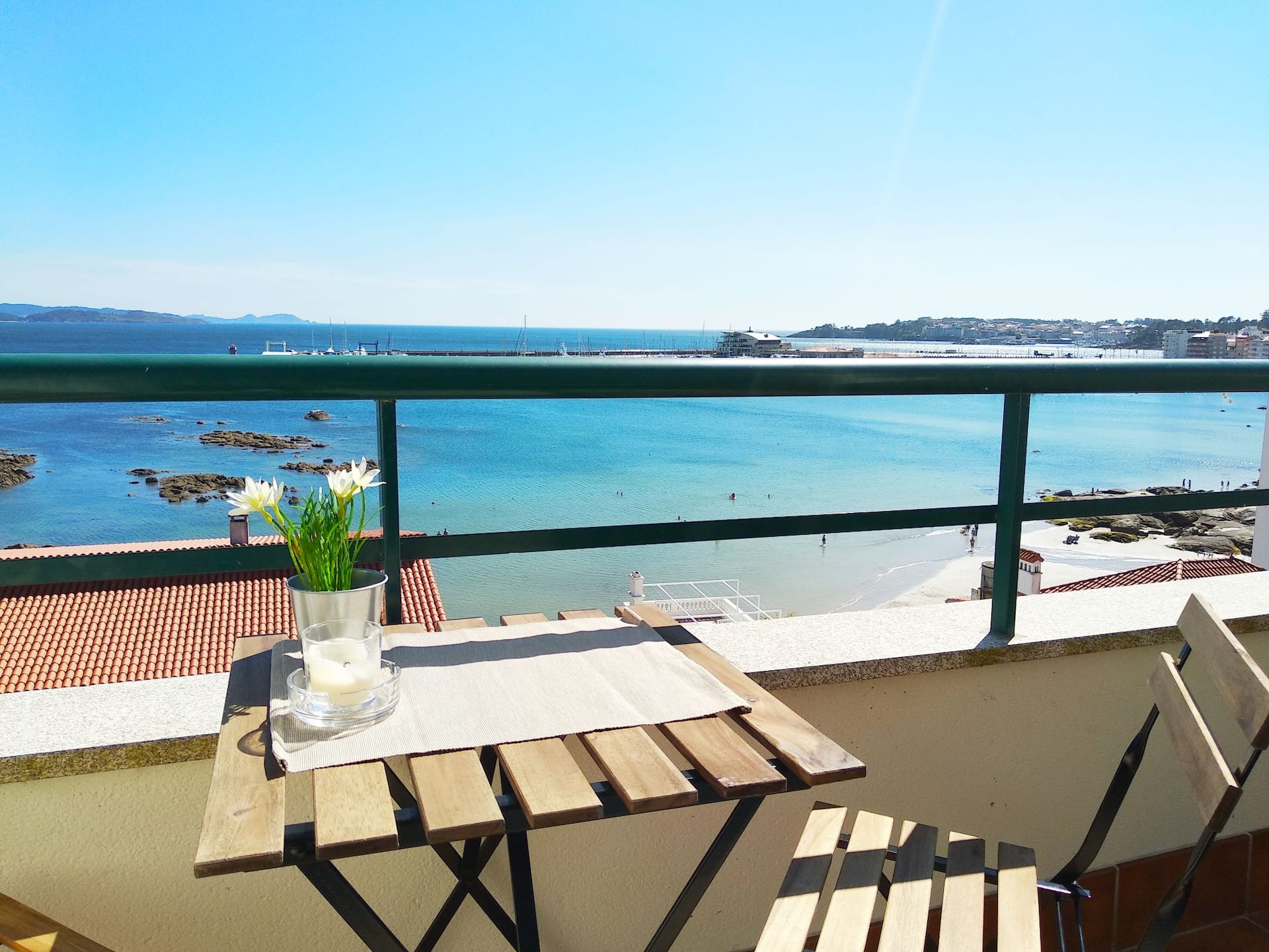 Lovely penthouse overlooking right on the beach