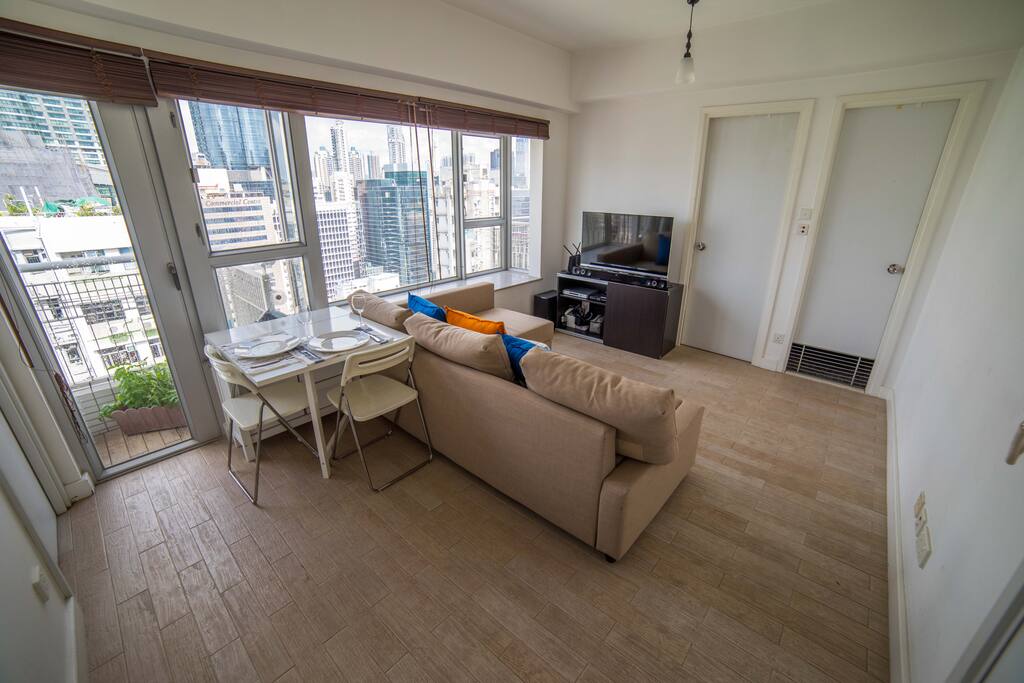 living room with dinning table/desktop