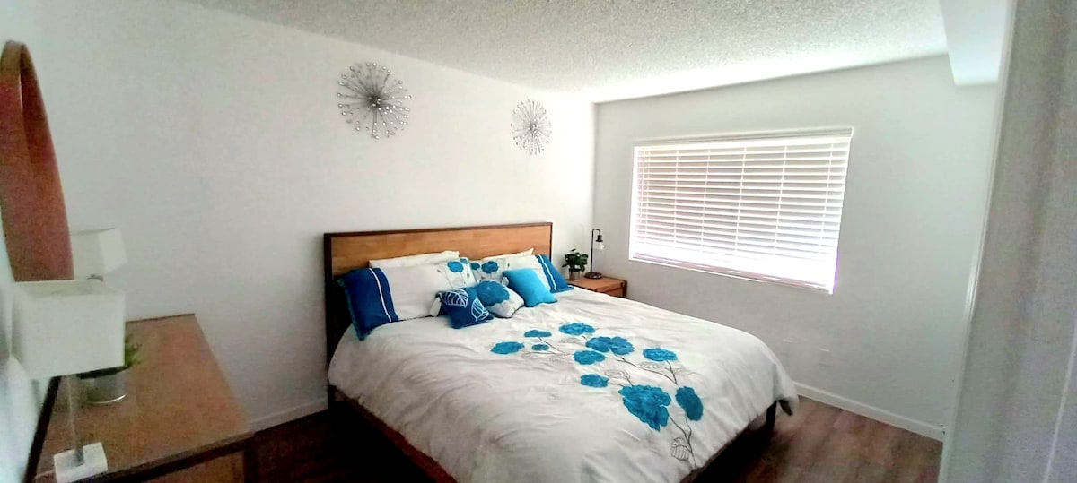 Chambre principale confortable avec commode