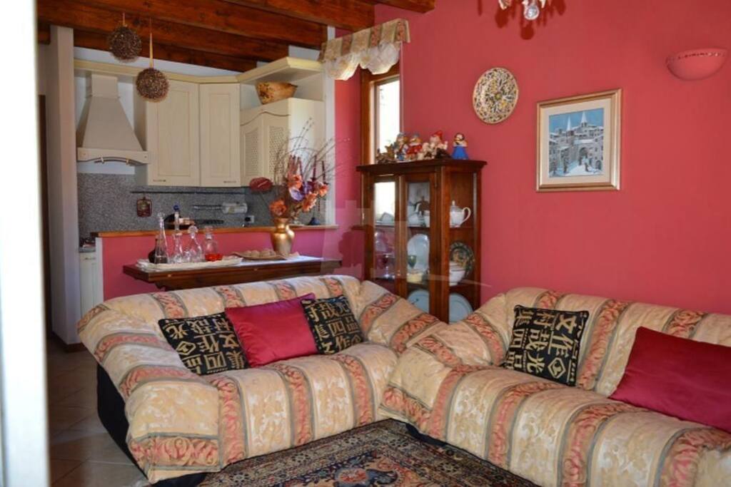 salone primo livello con cucina