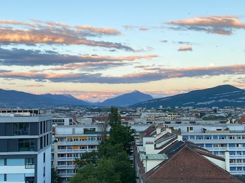 Popular Airbnb listing: Cozy flat with an amazing view in the centre. in Saint Jean Et Charmilles