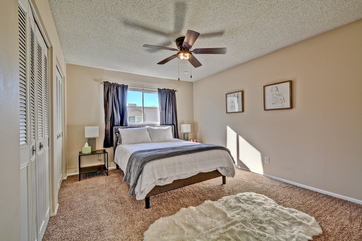 חדר שינה ראשי עם חדר רחצה צמוד