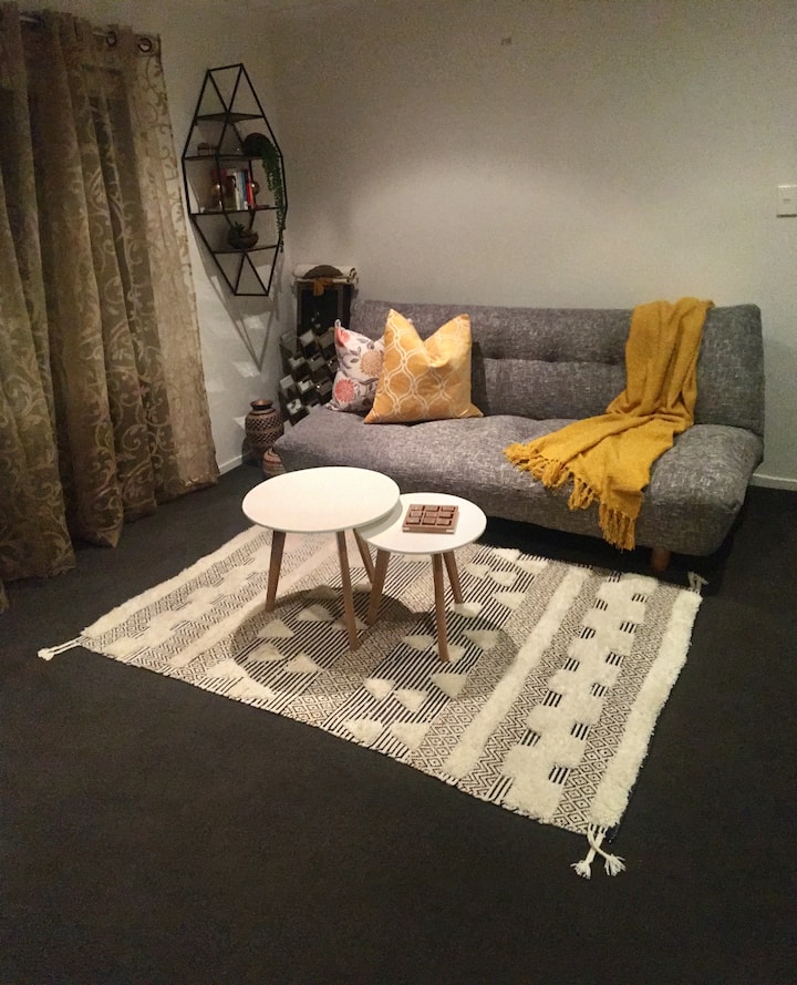 Pohovka cez deň, manželská posteľ v noci. Ideálne pre dve deti alebo jedného dospelého