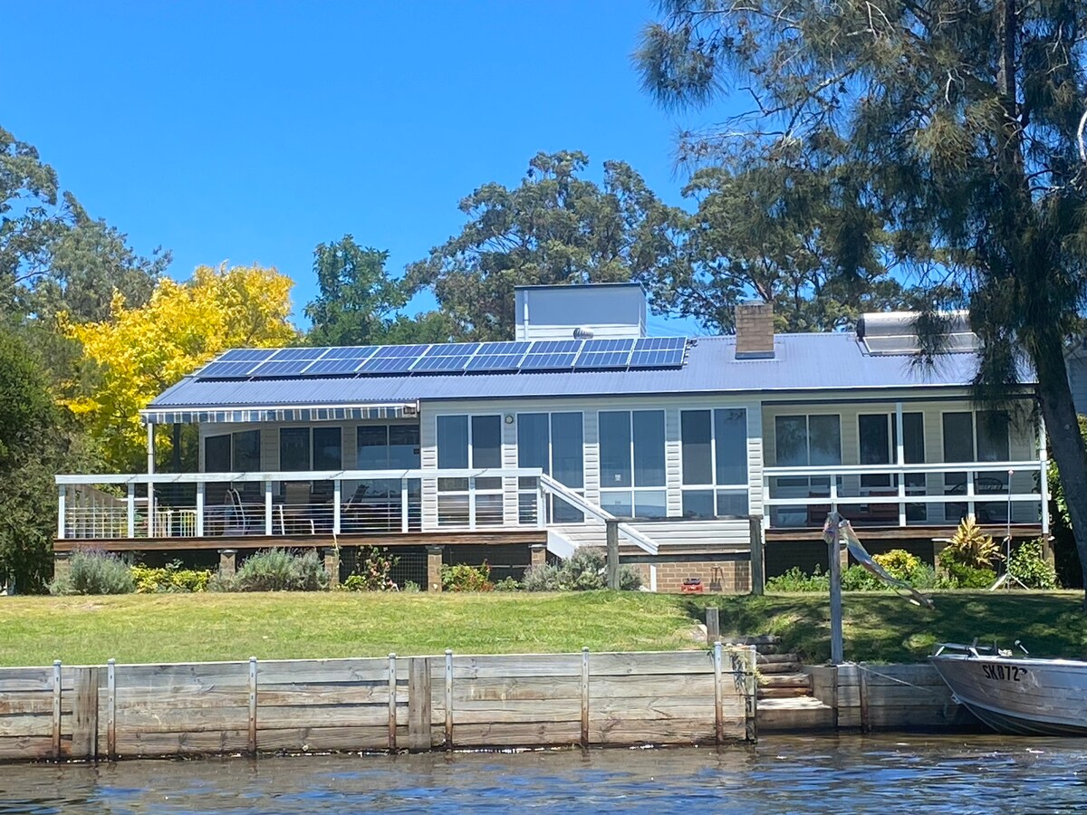 The Cottage, Waterfront Paradise Houses for Rent in Lake Conjola, New