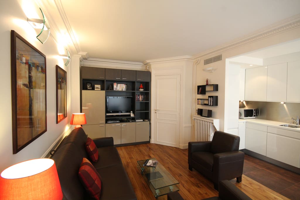 Spacious living and dining area, Italian leather furniture