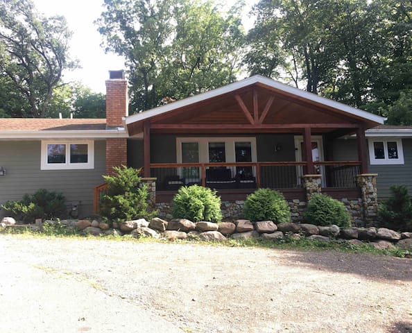 Eco-Retreat getaway, many amenities! 4 bd + gym!